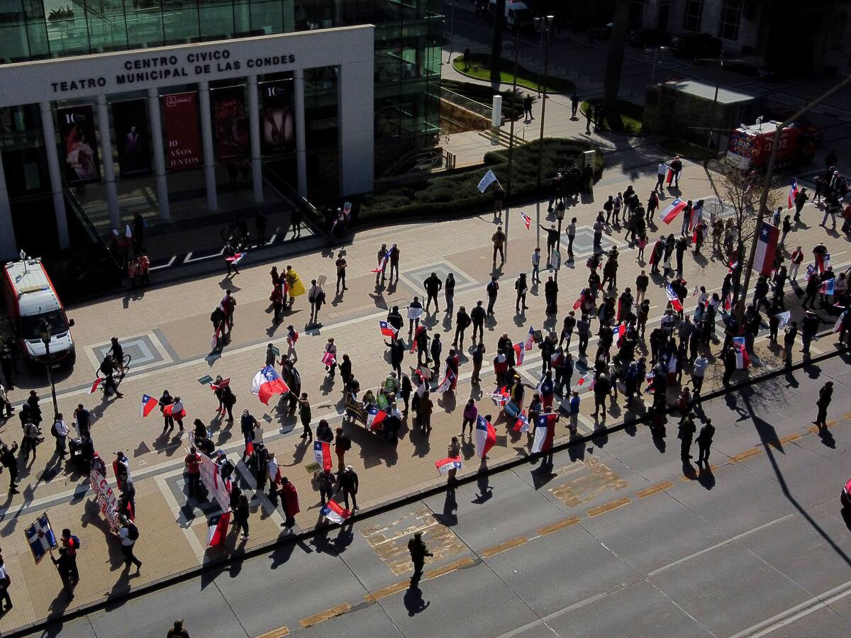 Adherentes al Rechazo marcharon en Las Condes: Detuvieron a tres personas por desórdenes y riña