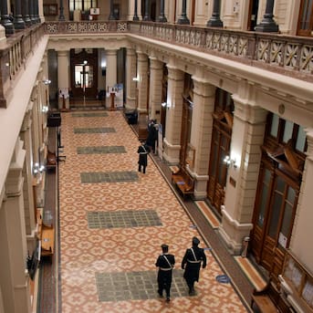 Corte de Santiago rechaza demanda contra fisco por muerte de carabinero en comisaría de Las Condes