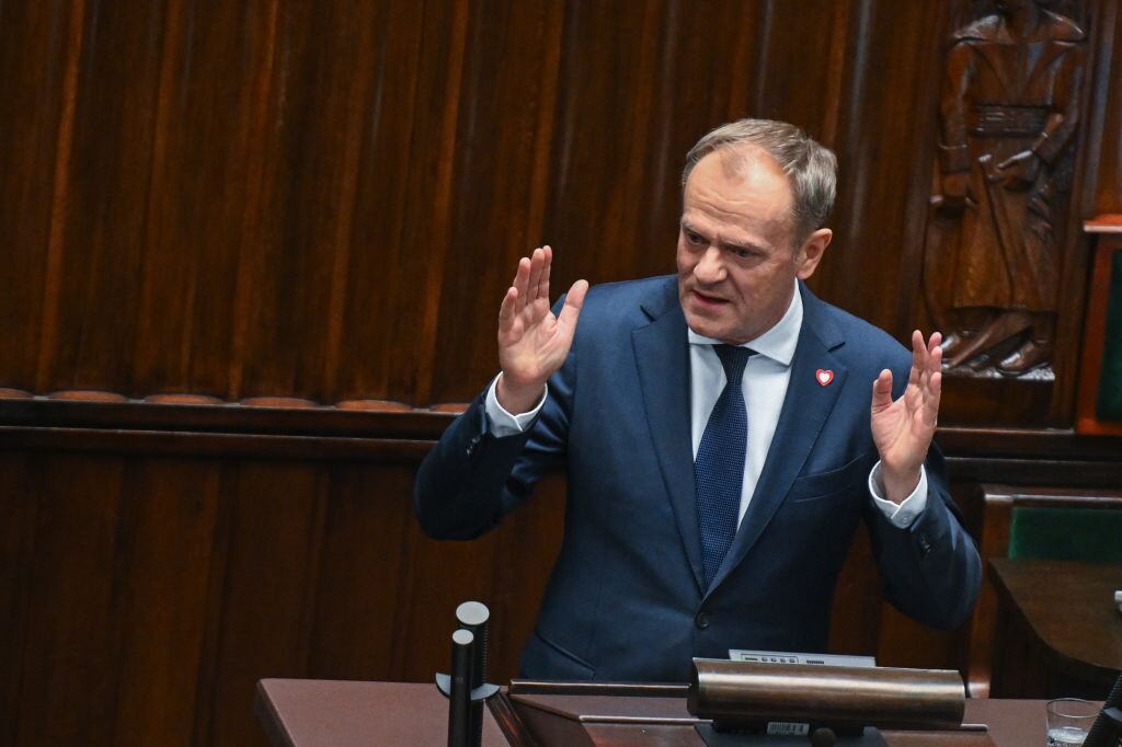 Donald Tusk da un discurso en la ciudad de Varsovia tras asumir como primer ministro del nuevo gobierno de Polonia.