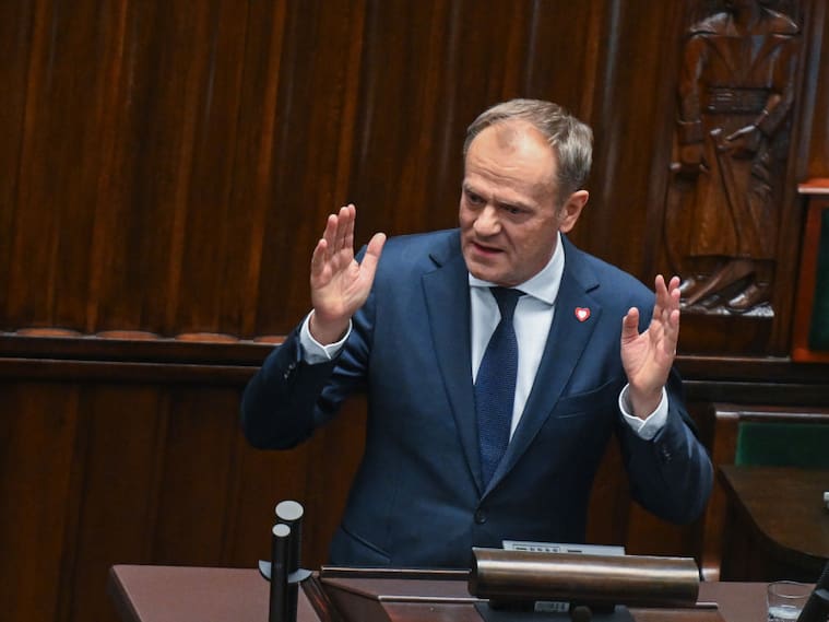 Donald Tusk da un discurso en la ciudad de Varsovia tras asumir como primer ministro del nuevo gobierno de Polonia.