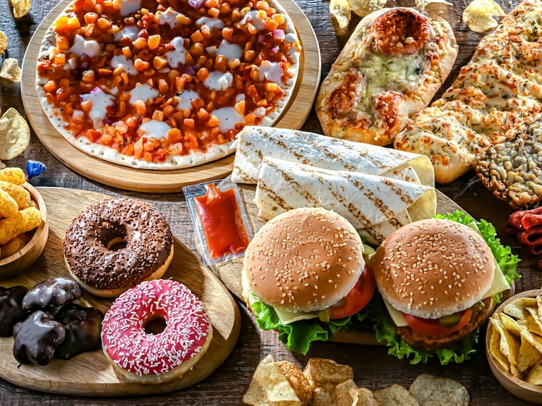 Estudio advierte que una sola porción diaria de alimentos ultraprocesados puede afectar el cerebro sin importar la dieta