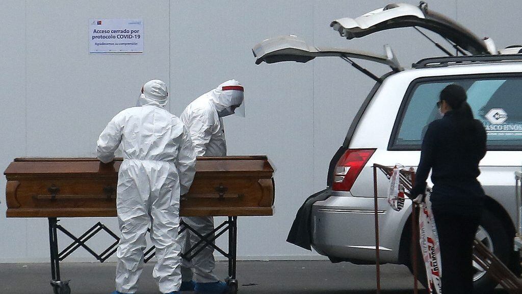 19 de Mayo de 2020/SANTIAGO Personal de una funeraria ingresa un ataúd en la carroza fúnebre de un cuerpo de una persona fallecida por Covid-19, en el Hospital San Jose.
FOTO:CRISTOBAL ESCOBAR/AGENCIAUNO