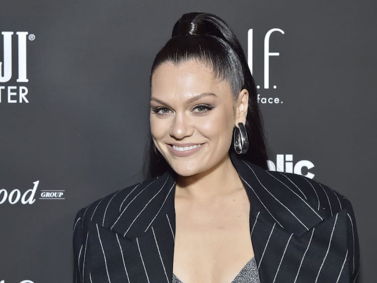 Jessie J fue hospitalizada tras despertar sorda y sin poder caminar bien