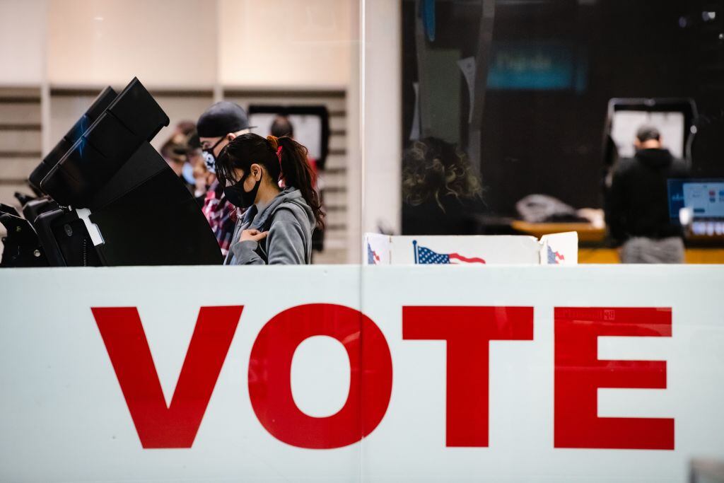 Personas votan en las elecciones estadounidenses en El Paso