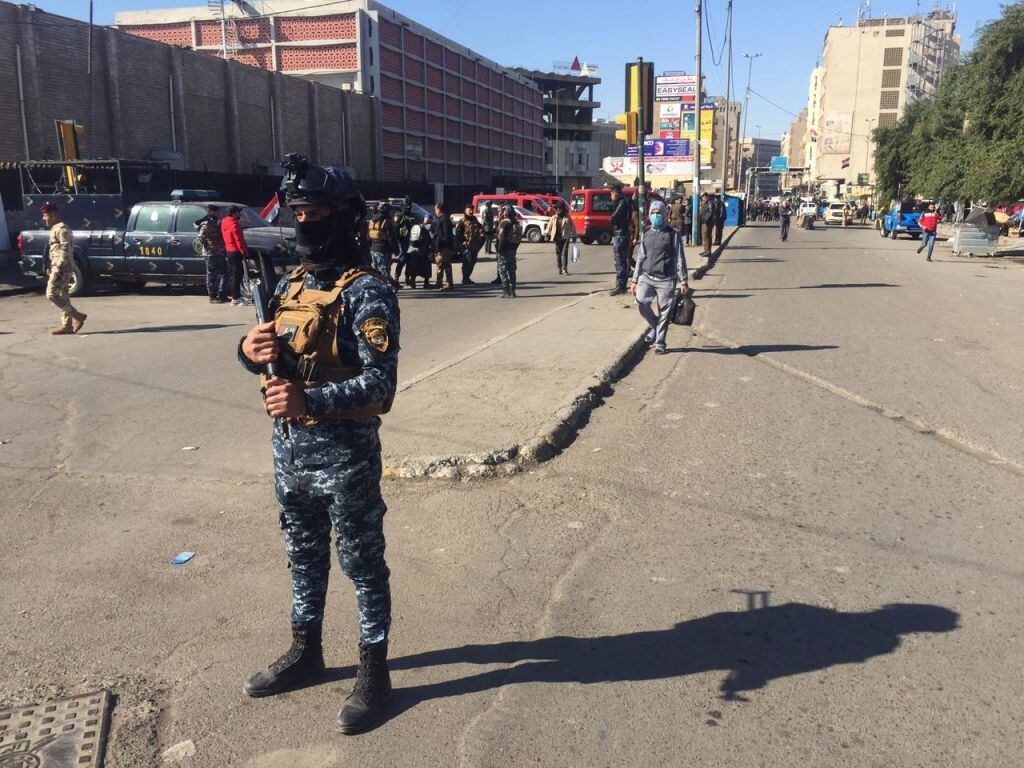 Fuerzas de seguridad custodian la zona del atentado en Bagdad