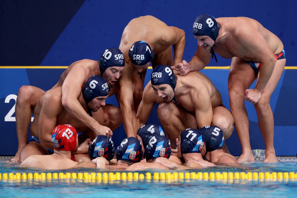El equipo de waterpolo de Serbia celebra el oro olímpico de Tokio 2020