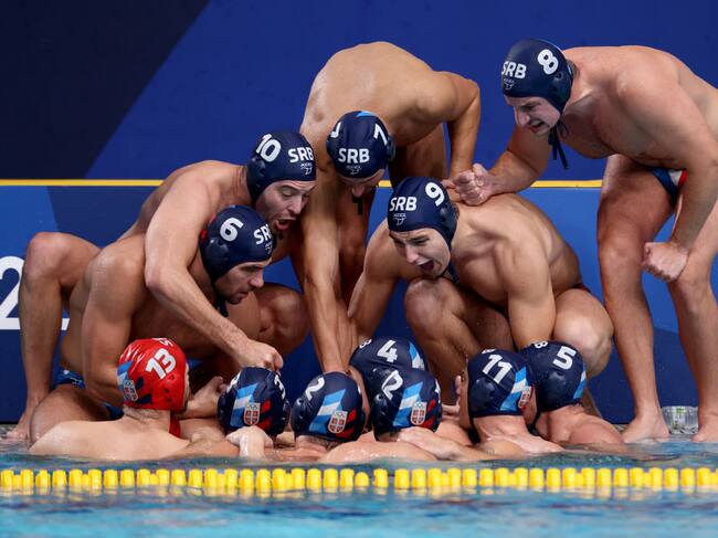 El equipo de waterpolo de Serbia celebra el oro olímpico de Tokio 2020