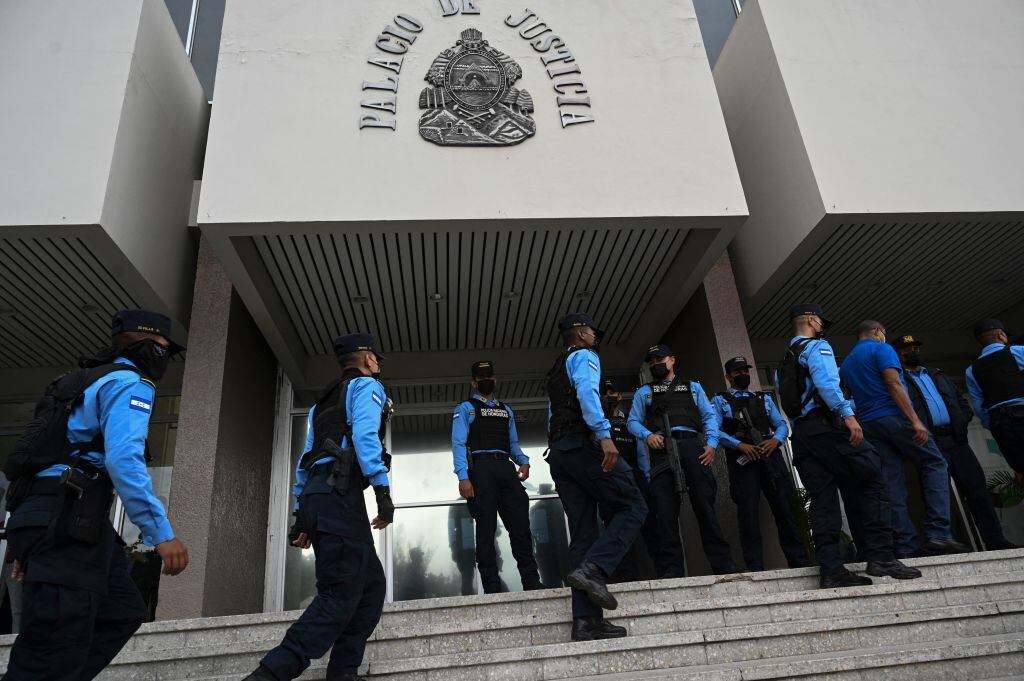 Amplio contingente policial custodia el palacio de justicia en Tegucigalpa