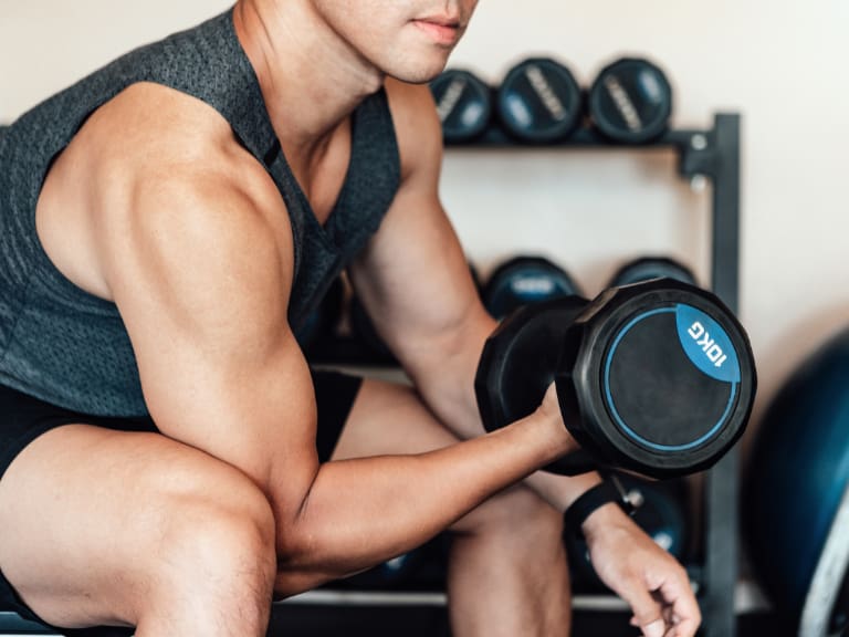 ¿Buscas ganar más músculo? Este es el tiempo que debes descansar entre ejercicios, según experto