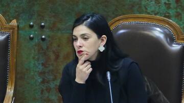 “Existen contratos que son contaminantes, que son fósiles”: Karol Cariola pide tomar medidas fuertes para frenar el alza de las cuentas de la luz