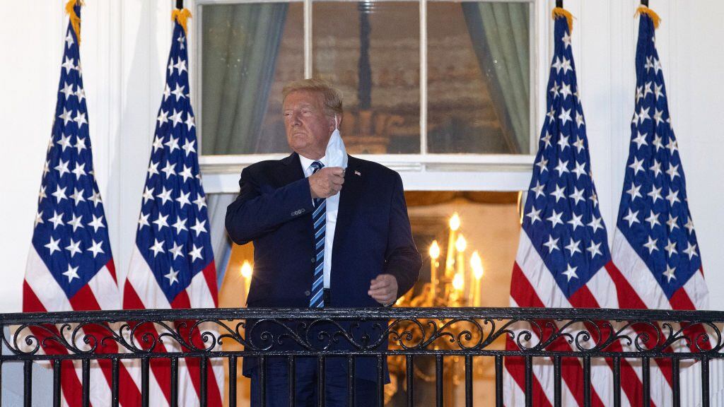 WASHINGTON, DC - OCTOBER 05: U.S. President Donald Trump removes his mask upon return to the White House from Walter Reed National Military Medical Center on October 05, 2020 in Washington, DC. Trump spent three days hospitalized for coronavirus. (Photo by Win McNamee/Getty Images)