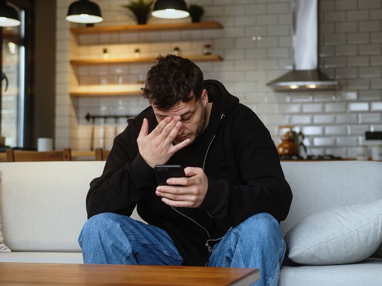 ¿Qué es el ‘orbiting’? La tendencia que afecta las relaciones de los más jóvenes en redes sociales