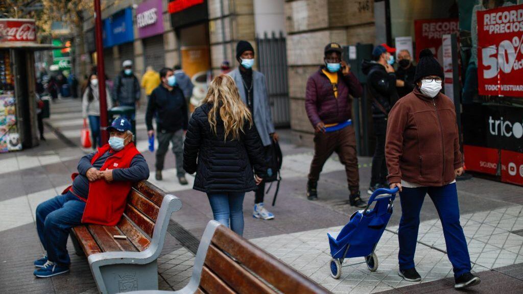 14 de Junio de 2021 / SANTIAGO Unas personas circulan  por el centro de Santiago , durante la movilidad en el  primer dia hábil de cuarentena total en la Región Metropolitana. 
FOTO:CRISTOBAL ESCOBAR/AGENCIAUNO