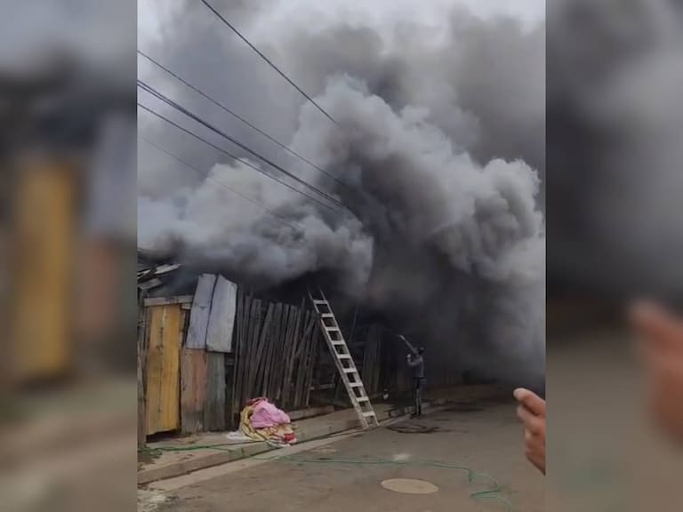 Incendio afecta a casa de material ligero Valparaíso: bomberos trabaja ante riesgo de propagación