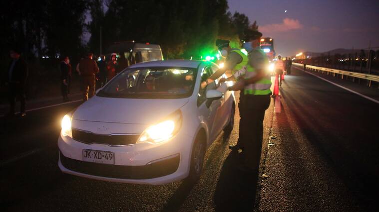 9 de abril 2020/ SANTIAGO
Carabineros controla a conductor, fiscalizacin de cumplimiento de cordn sanitario decretado en la Regin Metropolitana para el fin de Semana Santa.
FOTO: Jose Francisco Zuiga /AGENCIAUNO