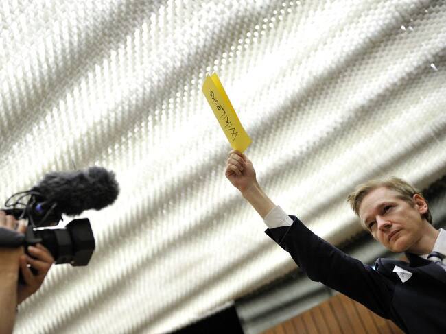 Julian Assange en Suiza durante una manifestación en contra de EEUU por los crímenes de guerra expuestos por Wikileaks.