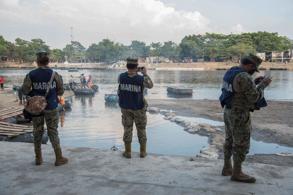 Agentes de México vigilan la frontera en Ciudad Hidalgo