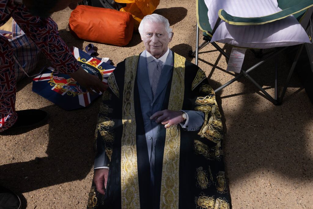 Un cartel con la forma de Carlos III en la previa de su coronación en Reino Unido
