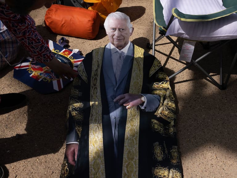 Un cartel con la forma de Carlos III en la previa de su coronación en Reino Unido