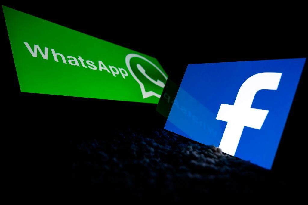 Los logos de las empresas WhatsApp y Facebook