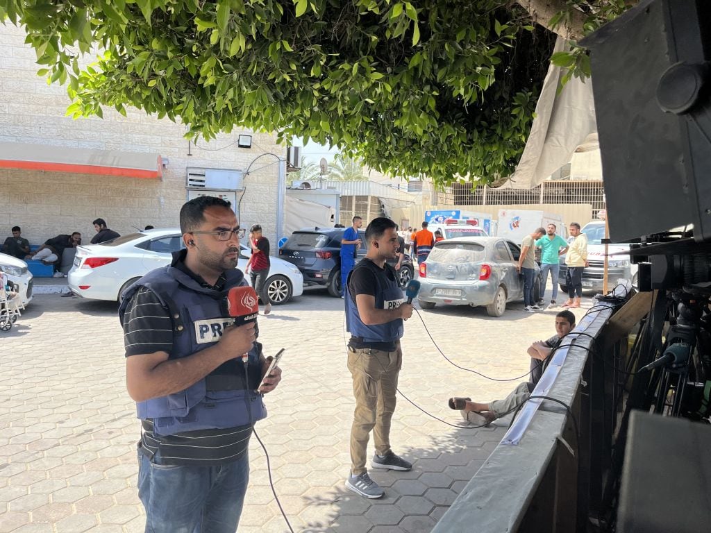Miembros de la prensa en la zona de Deir Al Balah en la Franja de Gaza en Palestina.