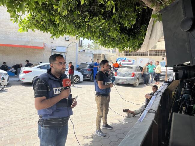 Miembros de la prensa en la zona de Deir Al Balah en la Franja de Gaza en Palestina.