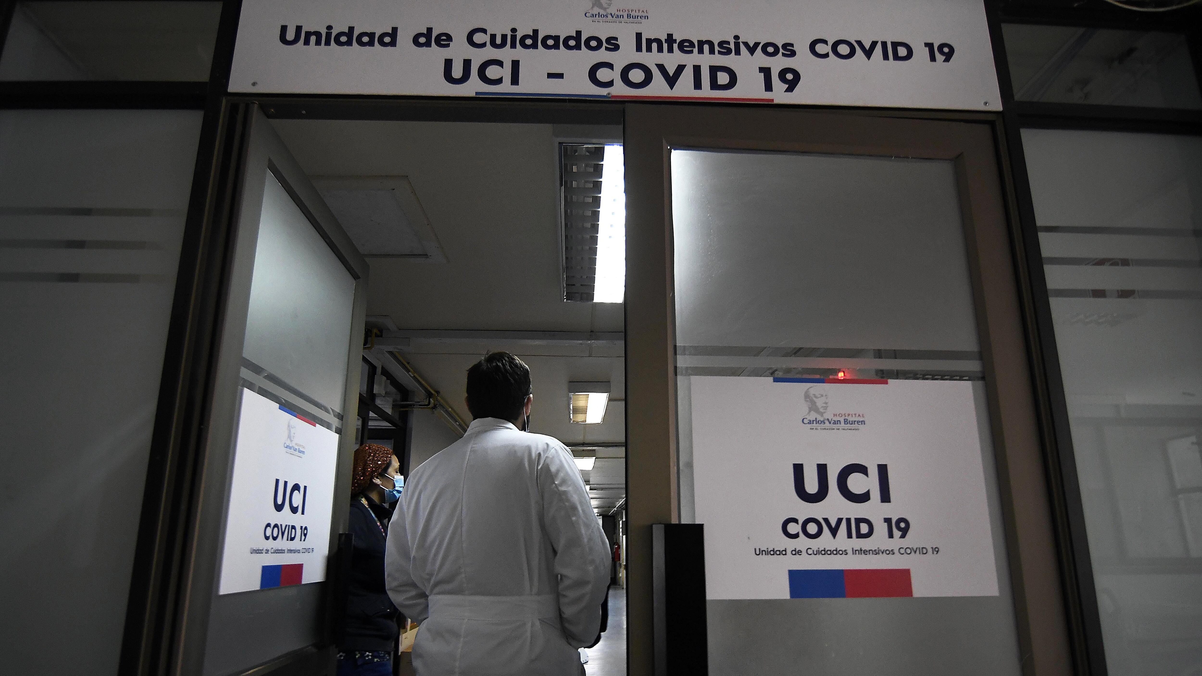 22 de JUNIO de 2020/VALPARAISO Medico entra a  la unidad de cuidados intensivos COVID-19  (UCI) en el hospital Carlos Van Buren a una semana de  la cuarentena total por la pandemia coronavirus que vive el país 
FOTO: PABLO OVALLE ISASMENDI/AGENCIAUNO