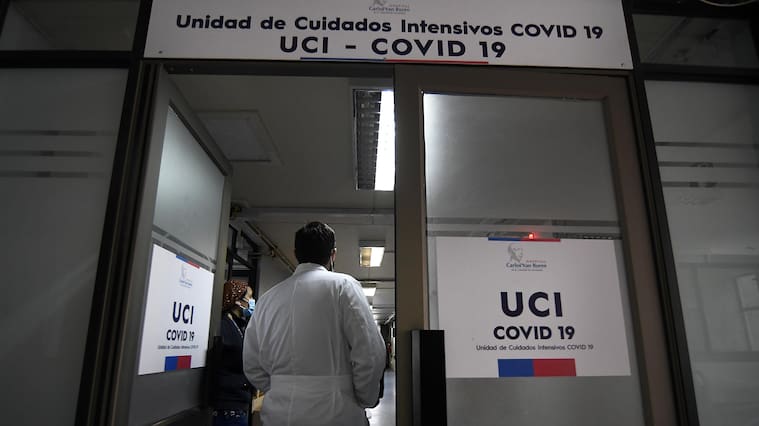 22 de JUNIO de 2020/VALPARAISO Medico entra a la unidad de cuidados intensivos COVID-19 (UCI) en el hospital Carlos Van Buren a una semana de la cuarentena total por la pandemia coronavirus que vive el país
FOTO: PABLO OVALLE ISASMENDI/AGENCIAUNO