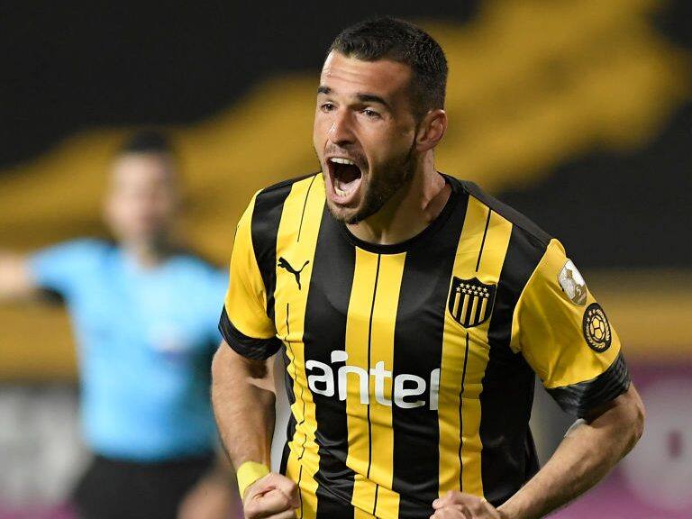 MONTEVIDEO, URUGUAY - OCTOBER 20: Fabricio Formiliano of Peñarol celebrates after scoring the first goal of his team during a Group C match of Copa CONMEBOL Libertadores 2020 between Peñarol and Athletico Paranaense at Estadio Campeón del Siglo on October 20, 2020 in Montevideo, Uruguay. (Photo by Sandro Pereyra/Getty Images)