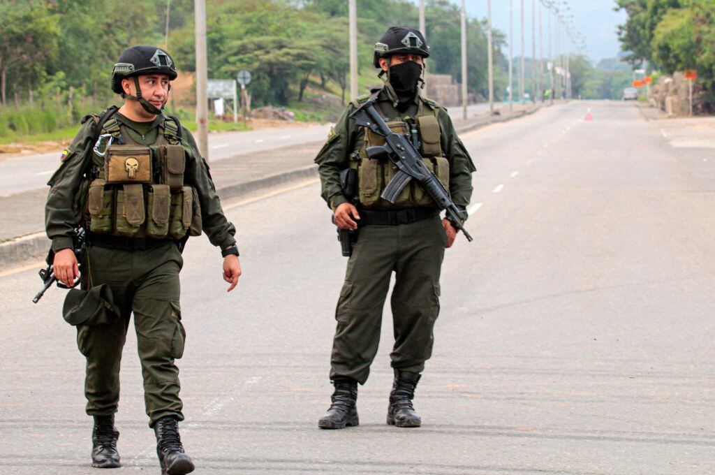 Policías colombianos patrullan una zona de conflicto