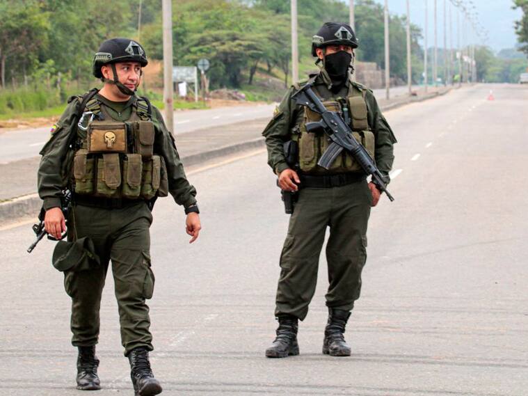 Policías colombianos patrullan una zona de conflicto