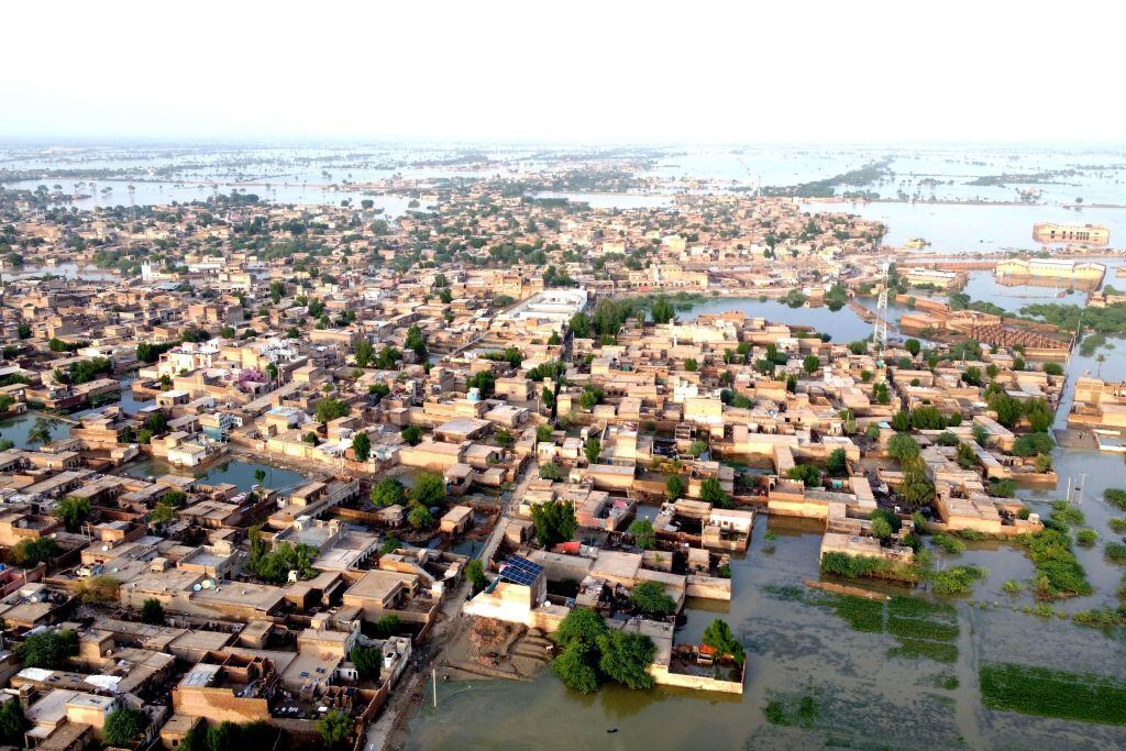 Vista de la inundación de una ciudad en la provincia de Balochistán