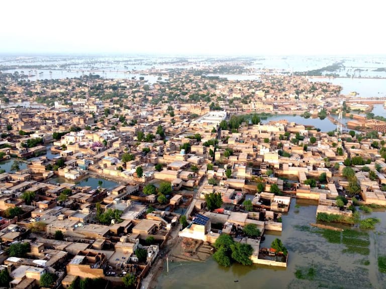 Vista de la inundación de una ciudad en la provincia de Balochistán