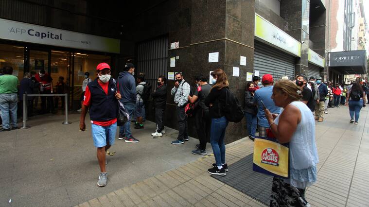 10 DE DICIEMBRE DE 2020/SANTIAGO
Personas realizan fila a las afueras de la AFP Capital para realizar el retiro del segundo 10%, en calle Miraflores, Santiago.
FOTO: AILEN DÍAZ/AGENCIAUNO
