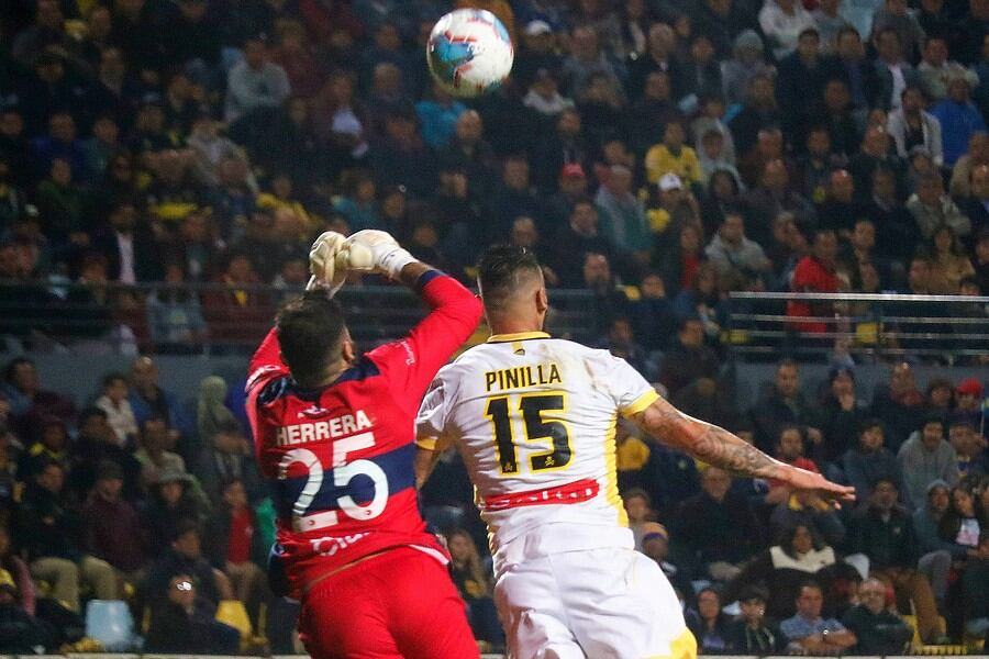 Johnny Herrera enfrentando a Mauricio Pinilla