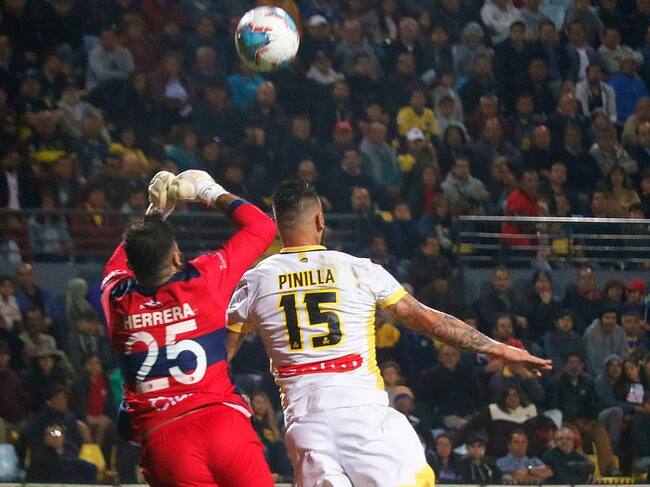 Johnny Herrera enfrentando a Mauricio Pinilla