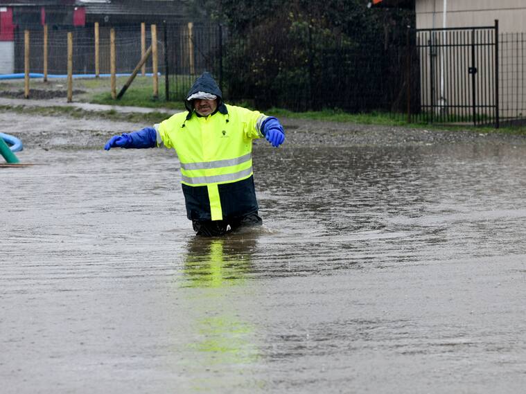 07 de julio 2026/ VALDIVIA
Intensas lluvias provocan anegamiento en diversas calles de la ciudad.
MIGUEL ANGEL BUSTOS / UNO NOTICIAS