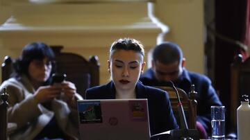 Concejala de Santiago es acusada por su propio partido de vender entradas de cortesía a Fantasilandia
