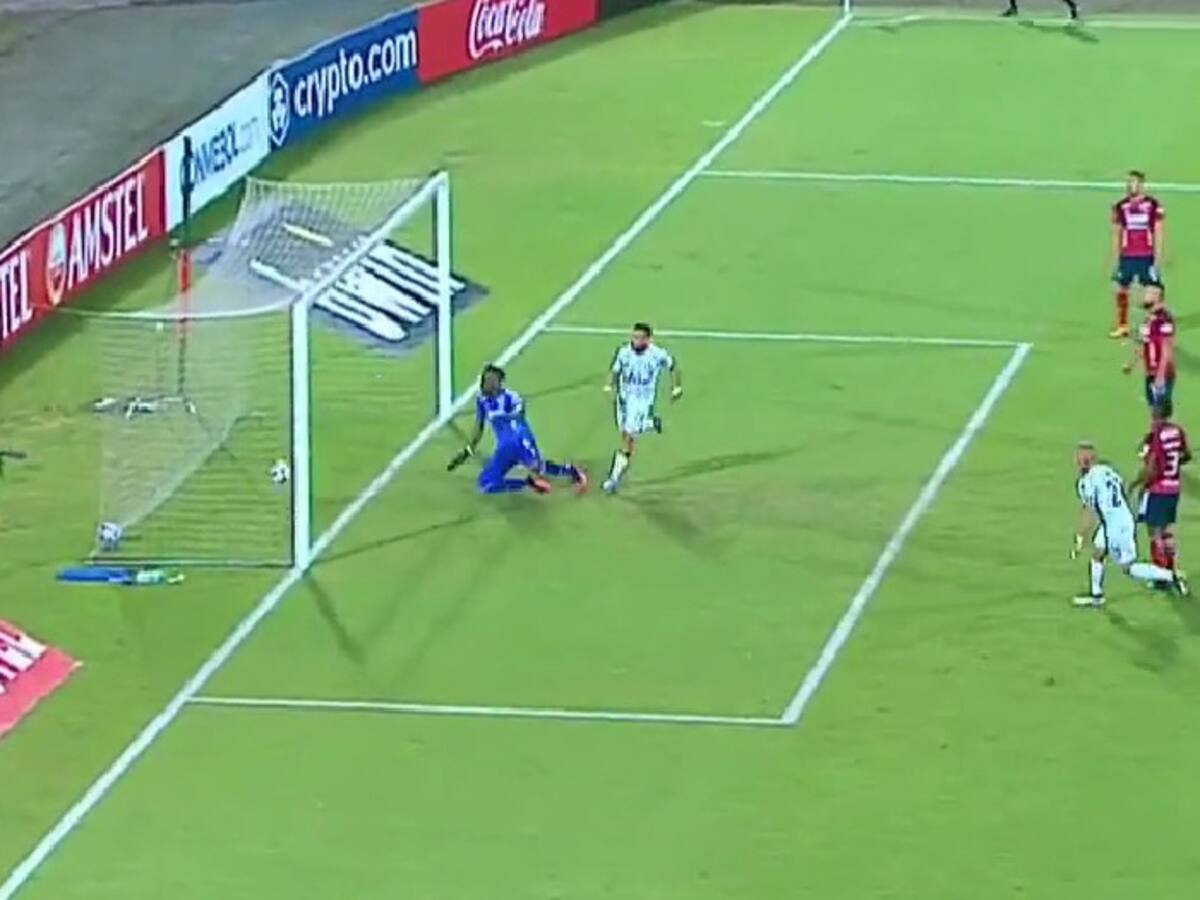 «Con amigos así…»: Jugador colombiano anota absurdo autogol en derrota de su equipo por Copa Libertadores
