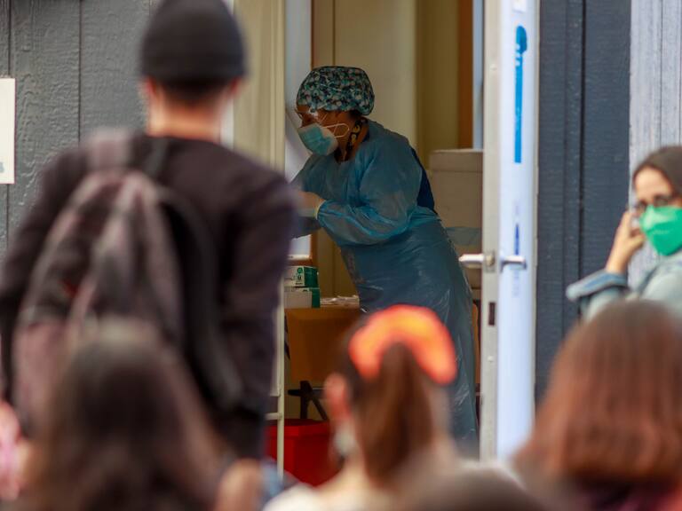 03 de Febrero 2022/ SANTIAGOPersonas esperan su turno para la toma de muestras del exámen PCR en el velódromo del Estadio Nacional.
Foto:JUAN FARIAS / AGENCIAUNO