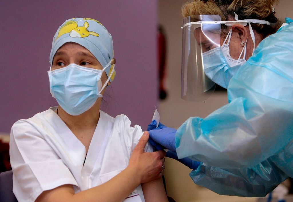 Trabajadora de la salud es vacunada contra el Covid-19 en España