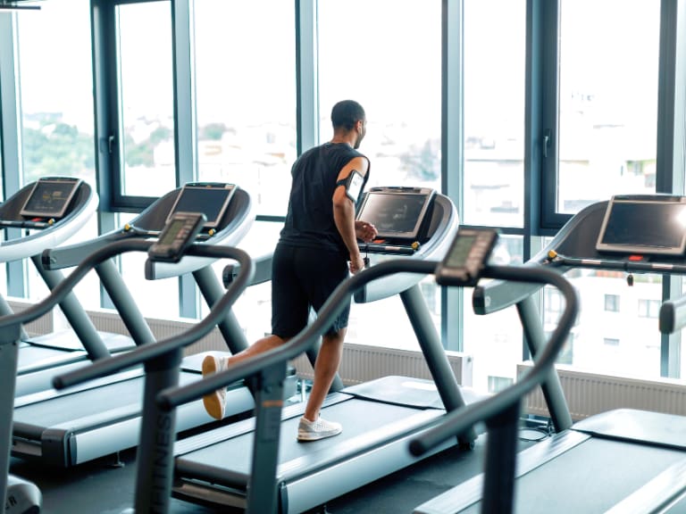 Sin contratos ni mensualidades: anuncian la apertura de gimnasio en Chile con novedoso modo de funcionamiento