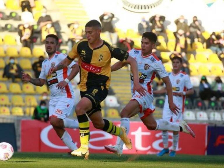 Coquimbo Unido llegó a lo más alto de la Primera B tras sufrido triunfo sobre Cobreloa en el Francisco Sánchez Rumoroso