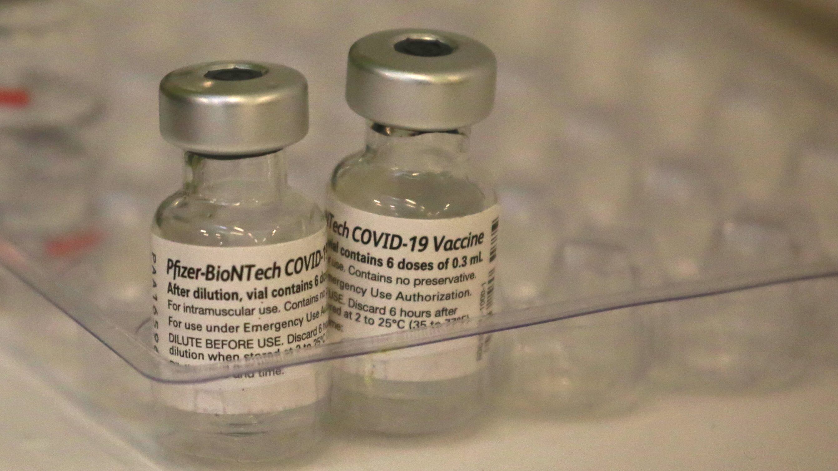 Mujer de 74 años falleció tras recibir dosis de refuerzo Pfizer