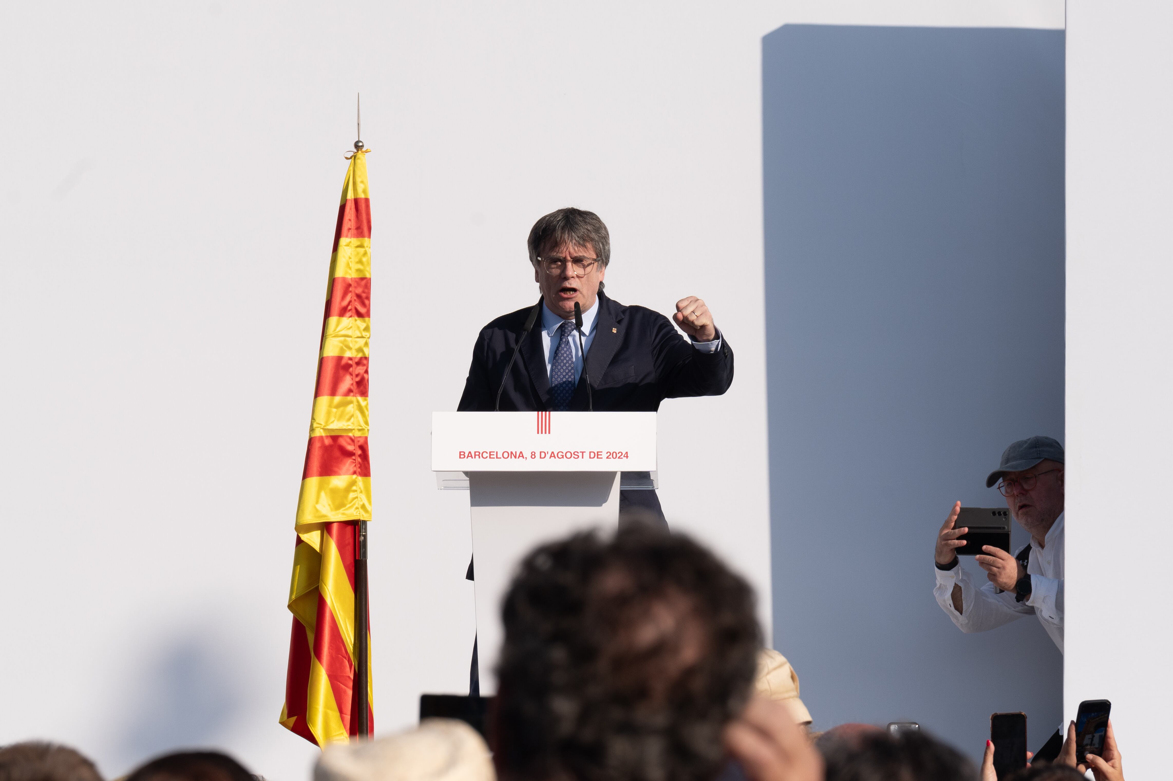 BARCELONA CATALONIA, SPAIN - AUGUST 08: The former president of the Generalitat de Catalunya Carles Puigdemont speaks during a welcome rally organized by pro-independence organizations at Passeig Lluis Companys, on August 8, 2024, in Barcelona, Catalonia, Spain. Said rally has been called by pro-independence entities, with the attendance of Junts, ERC, CUP, ANC, Omnium Cultural, CDR and Associacio de Municipis per la Independencia (AMI). Puigdemont plans to attend this welcoming act to then participate in the plenary session of investiture of the leader of the PSC, almost seven years after settling in Belgium due to the judicial consequences of the 'proces', and with an arrest warrant. (Photo By David Zorrakino/Europa Press via Getty Images)