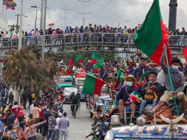 Masiva marcha de pueblos originarios hacia Bogotá