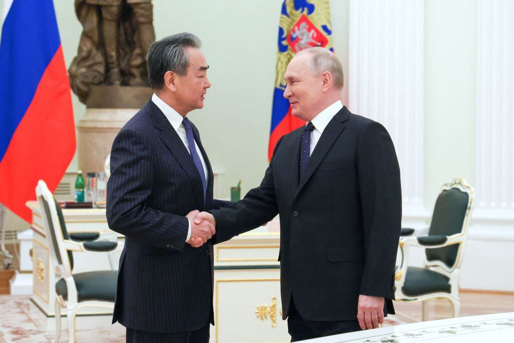 Vladimir Putin junto al canciller chico Wang Yi