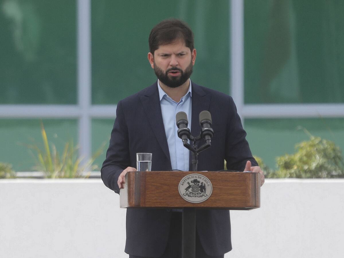Presidente Boric llama a “cuidar la convivencia cívica y la democracia” en medio de polémica por “bots” de ultraderecha