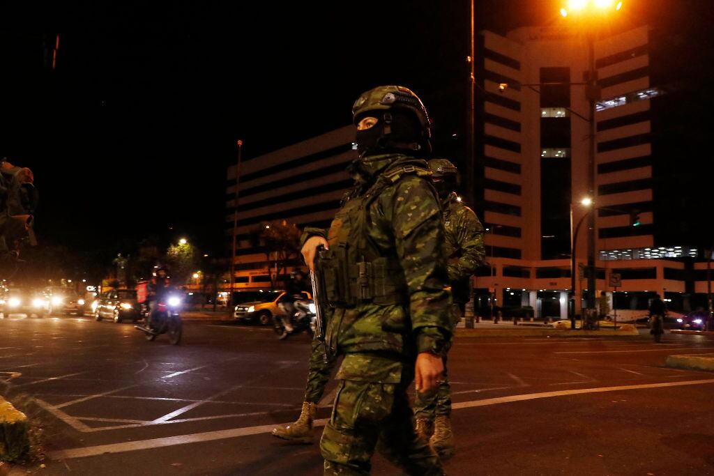 Un soldado de Ecuador vigila las calles en medio de los cortes del suministro eléctrico en la ciudad de Quito