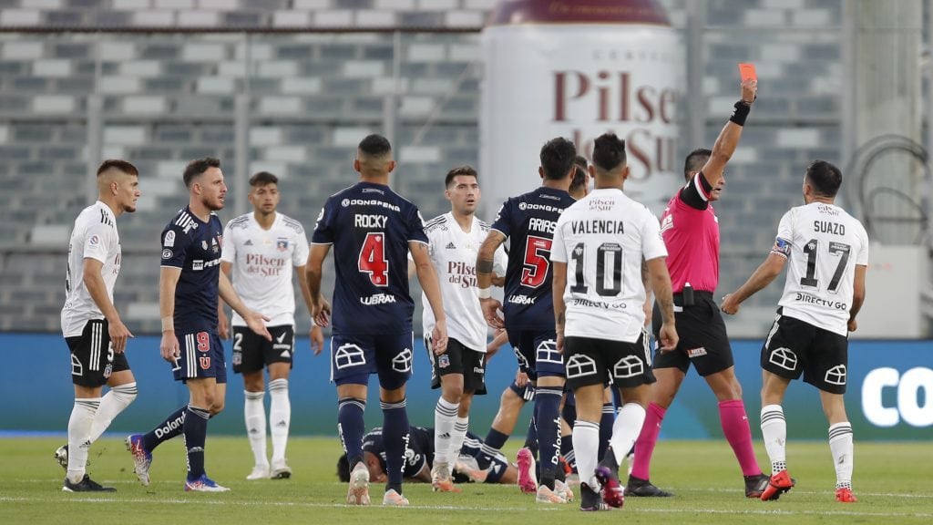 25 de Abril del 2021/SANTIAGOGabriel Suazo(d) es expulsado ,durante el partido valido por la quinta fecha del Campeonato Nacional AFP PlanVital 2021, entre Colo Colo vs Universidad de Chile, disputado en el Estadio Monumental.
FOTO:FRANCISCO LONGA/AGENCIAUNO